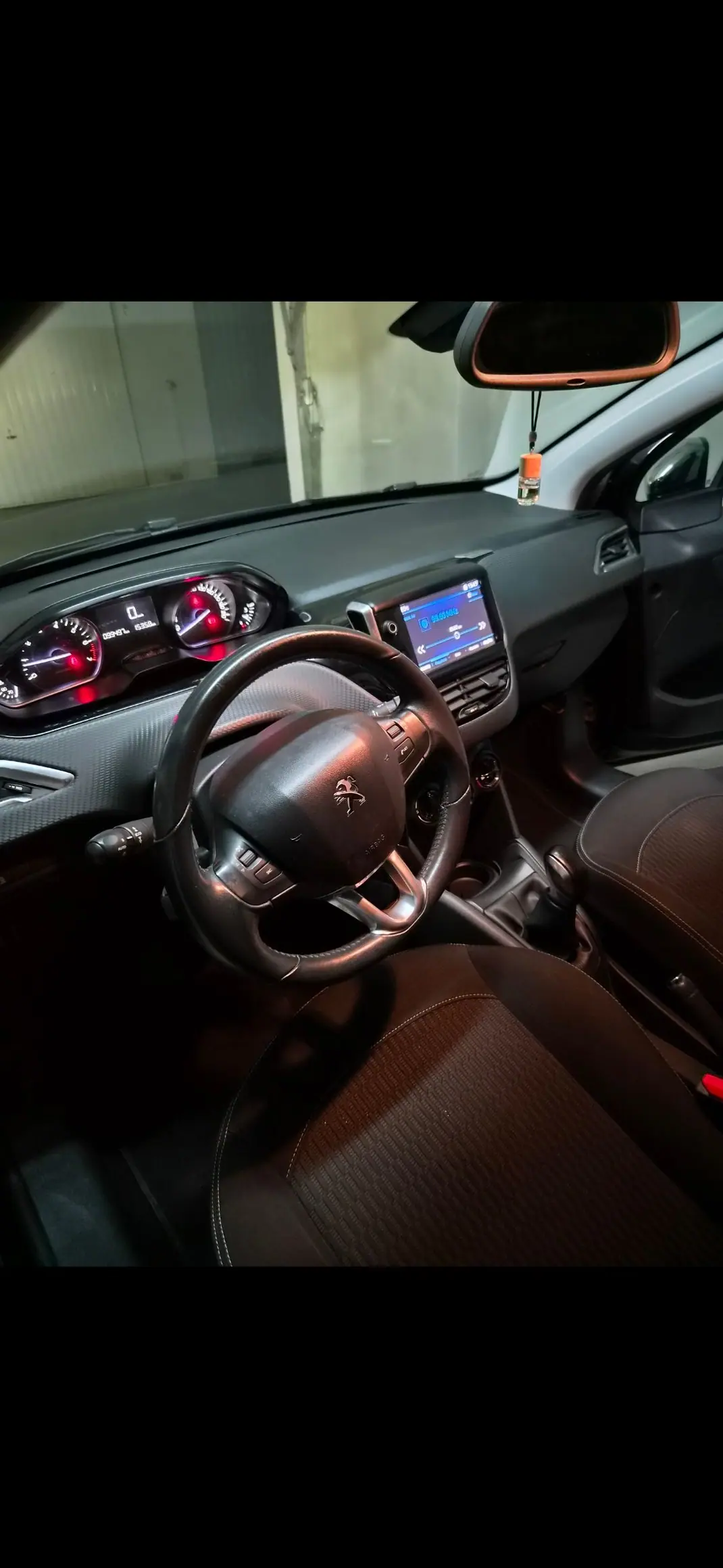 Peugeot 208 2017 - 8500 EUR, 99457 km - 99457km - foto 4 de 8