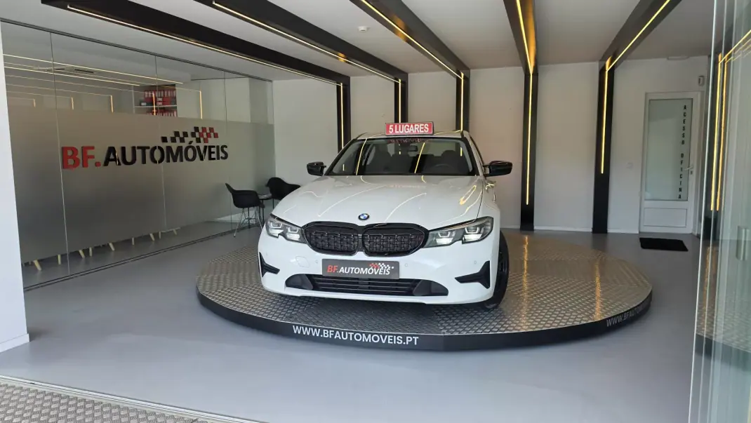 BMW 330 2019 - 22900 EUR, 111028 km - AUTO.MOTO.pt - 111028km - foto 11 de 54