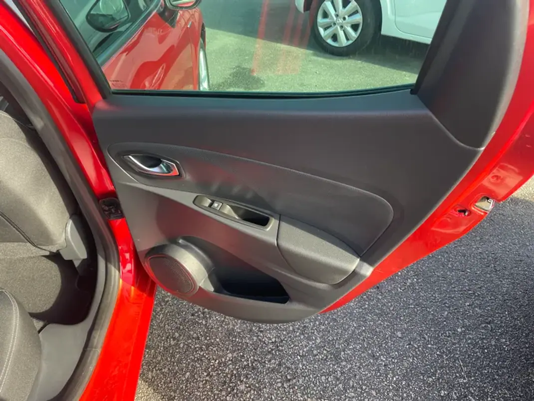 Renault Clio 2017 - 11950 EUR, 94905 km - AUTO.MOTO.pt - 94905km - foto 23 de 27