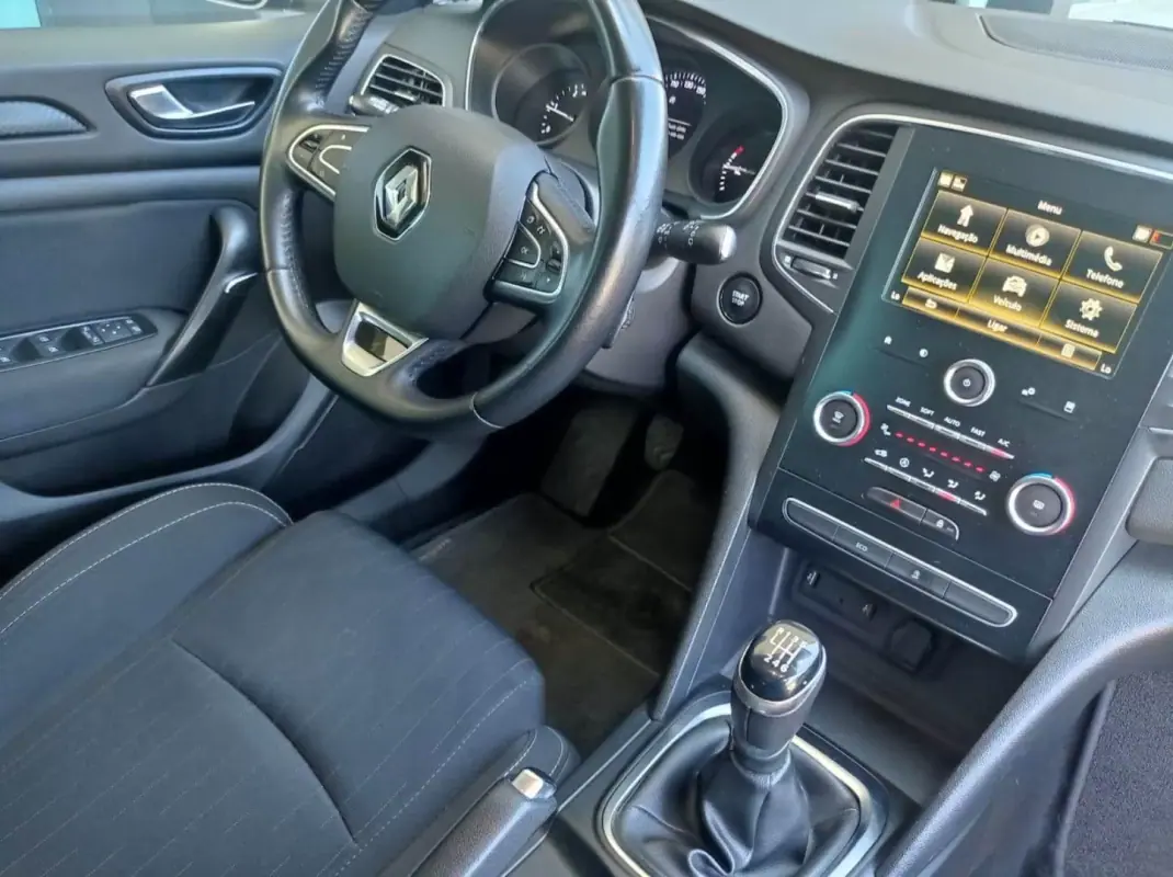 Renault Mégane Sport Tourer 2018 - 10990 EUR, 254300 km - AUTO.MOTO.pt - 254300km - foto 9 de 14