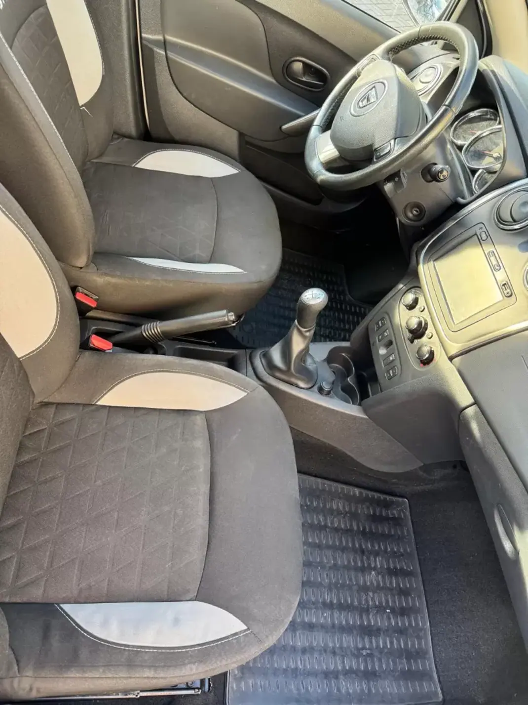 Dacia Sandero 2014 - 7900 EUR, 157500 km - AUTO.MOTO.pt - 157500km - foto 9 de 10