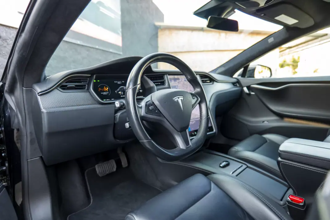 Tesla Model S 2018 - 26900 EUR, 119000 km - AUTO.MOTO.pt - 119000km - foto 10 de 25