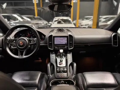 Porsche Cayenne 2017 - 42990 EUR, 155600 km - AUTO.MOTO.pt - 155600km - foto 11 de 31