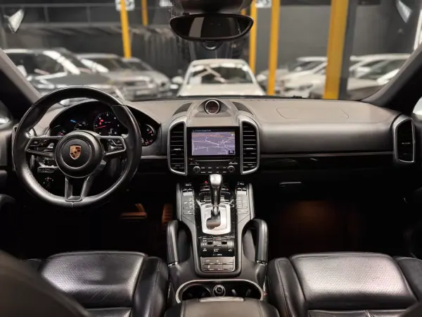 Porsche Cayenne 2017 - 42990 EUR, 155600 km - AUTO.MOTO.pt - 155600km - foto 11 de 31