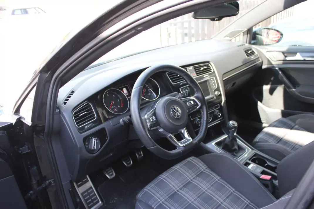 Volkswagen Golf 2015 - 18500 EUR, 230100 km - AUTO.MOTO.pt - 230100km - foto 9 de 19