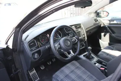 Volkswagen Golf 2015 - 18500 EUR, 230100 km - AUTO.MOTO.pt - 230100km - foto 9 de 19