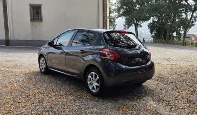 Peugeot 208 2013 - 5990 EUR, 168000 km - AUTO.MOTO.pt - 168000km - foto 6 de 16