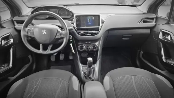 Peugeot 208 2012 - 7450 EUR, 127525 km - AUTO.MOTO.pt - 127525km - foto 11 de 16