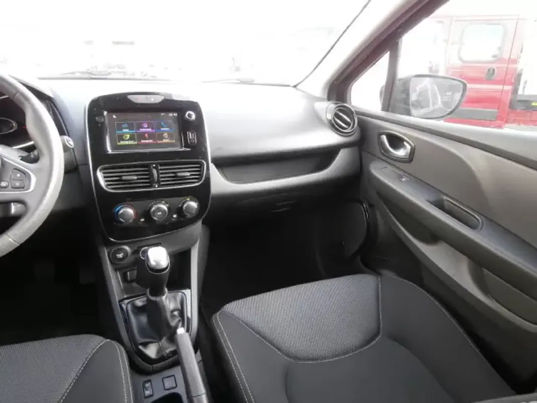 Renault Clio Sport Tourer 2019 - 10600 EUR, 193571 km - AUTO.MOTO.pt - 193571km - foto 13 de 29