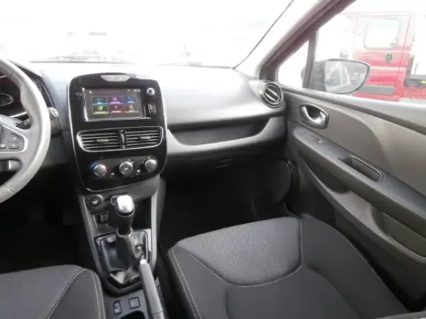 Renault Clio Sport Tourer 2019 - 10600 EUR, 193571 km - AUTO.MOTO.pt - 193571km - foto 13 de 29