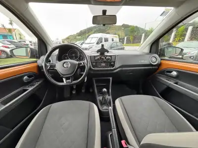 Volkswagen Cross Up! 2018 - 13990 EUR, 101322 km - AUTO.MOTO.pt - 101322km - foto 12 de 14