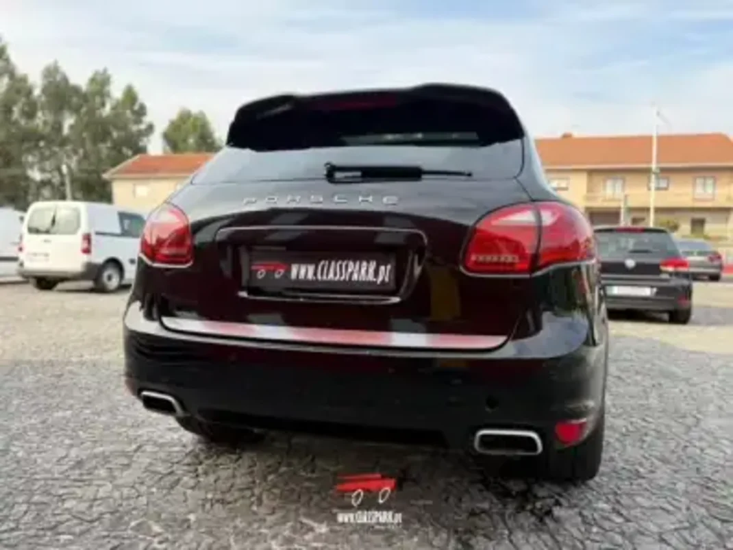 Porsche Cayenne 2012 - 29500 EUR, 211000 km - AUTO.MOTO.pt - 211000km - foto 4 de 22