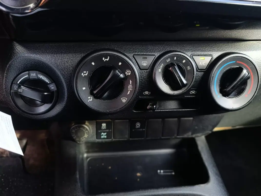 Toyota Hilux 2022 - 26900 EUR, 162378 km - 162378km - foto 8 de 14