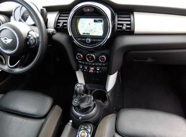 MINI Cooper 2016 - 14990 EUR, 148000 km - AUTO.MOTO.pt - 148000km - foto 15 de 20