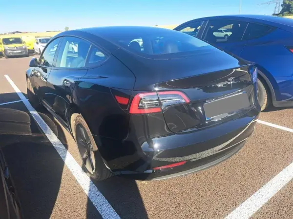Tesla Model 3 2023 - 31900 EUR, 35583 km - AUTO.MOTO.pt - 35583km - foto 3 de 8