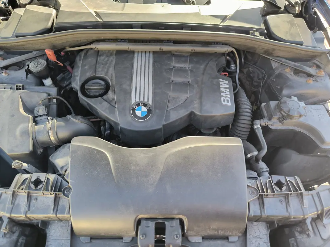 BMW 118 2011 - 10500 EUR, 337000 km - AUTO.MOTO.pt - 337000km - foto 14 de 15