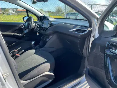 Peugeot 208 2018 - 12950 EUR, 88200 km - AUTO.MOTO.pt - 88200km - foto 14 de 17