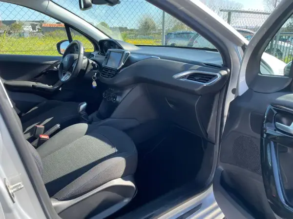 Peugeot 208 2018 - 10250 EUR, 88200 km - AUTO.MOTO.pt - 88200km - foto 14 de 17
