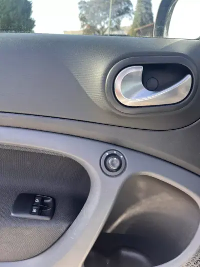 Smart Fortwo Cabrio 2019 - 14000 EUR, 48700 km - AUTO.MOTO.pt - 48700km - foto 10 de 19