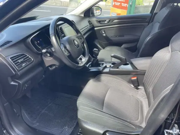 Renault Mégane Sport Tourer 2019 - 17950 EUR, 72574 km - AUTO.MOTO.pt - 72574km - foto 8 de 12