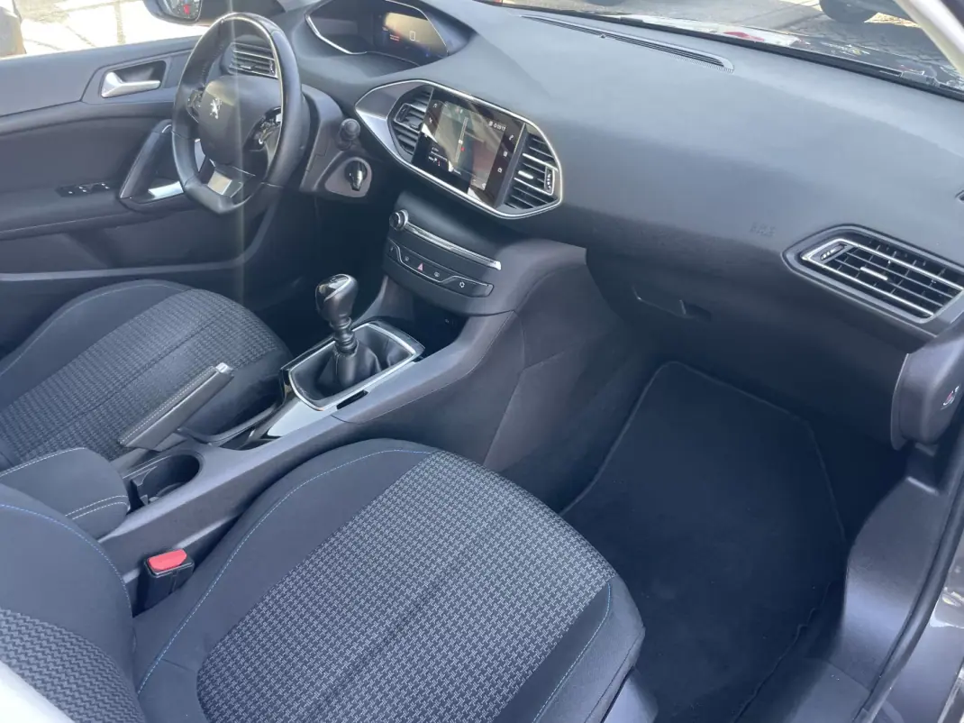 Peugeot 308 2020 - 13750 EUR, 95058 km - AUTO.MOTO.pt - 95058km - foto 7 de 8