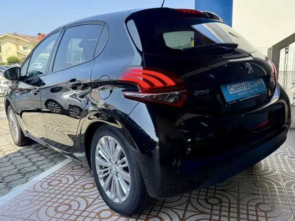Peugeot 208 2017 - 9950 EUR, 71000 km - AUTO.MOTO.pt - 71000km - foto 7 de 24