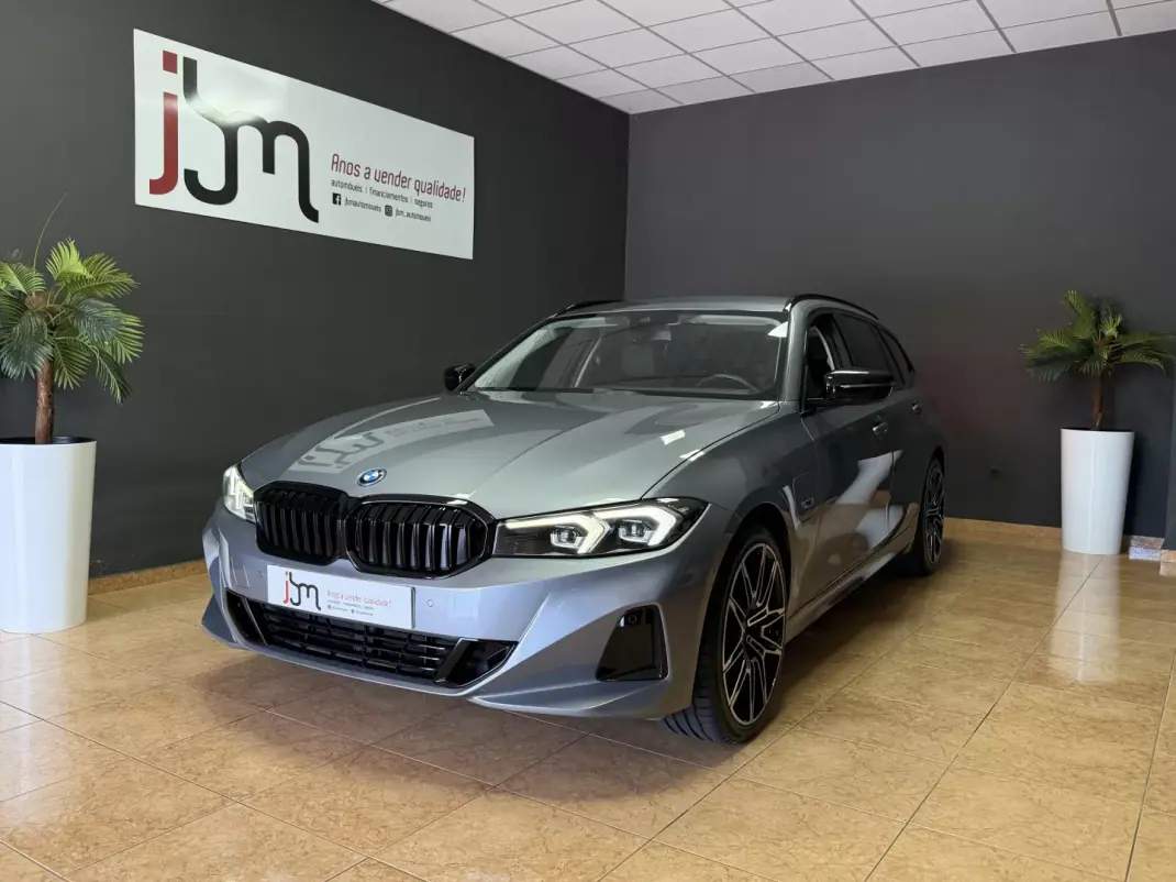 BMW 320 2023 - 29990 EUR, 129879 km - AUTO.MOTO.pt - 129879km - foto 1 de 19