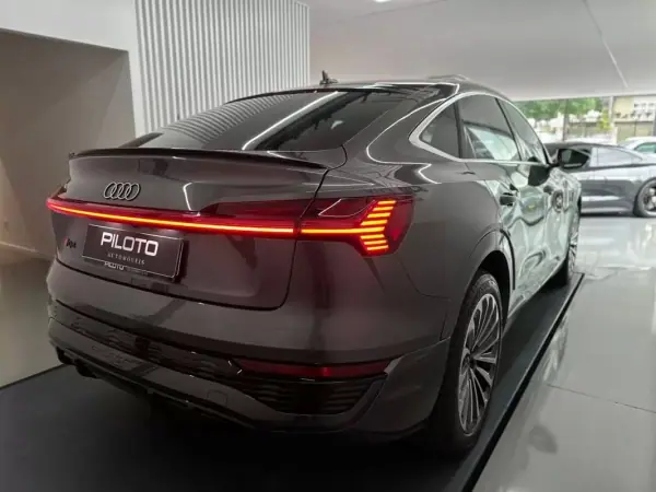 Audi Q8 e-Tron Sportback 2023 - 49500 EUR, 93000 km - AUTO.MOTO.pt - 93000km - foto 9 de 31