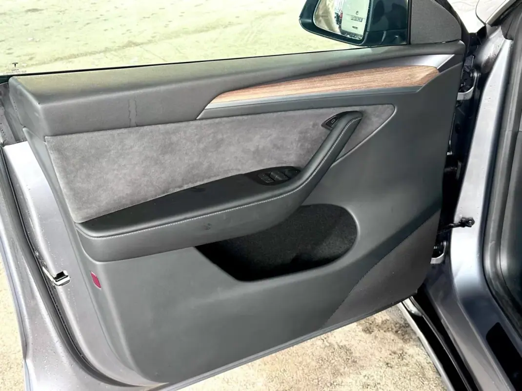 Tesla Model Y 2023 - 42900 EUR, 41470 km - AUTO.MOTO.pt - 41470km - foto 10 de 35