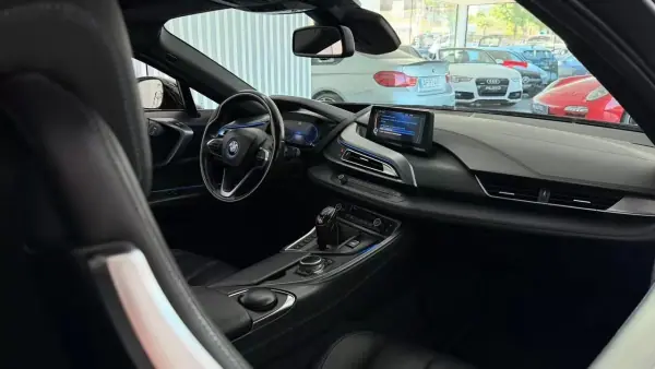 BMW i8 2014 - 61990 EUR, 91277 km - AUTO.MOTO.pt - 91277km - foto 12 de 27