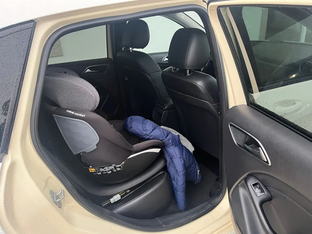 Mercedes-Benz B 180 2013 - 7000 EUR, 411000 km - AUTO.MOTO.pt - 411000km - foto 7 de 10