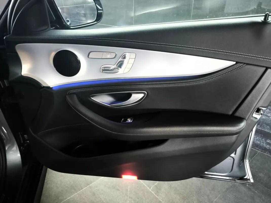 Mercedes-Benz E 300 2022 - 35950 EUR, 122245 km - AUTO.MOTO.pt - 122245km - foto 35 de 43