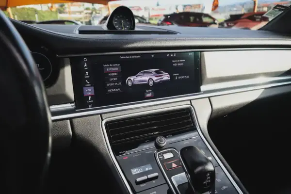 Porsche Panamera Sport Turismo 2019 - 67480 EUR, 97640 km - AUTO.MOTO.pt - 97640km - foto 35 de 71