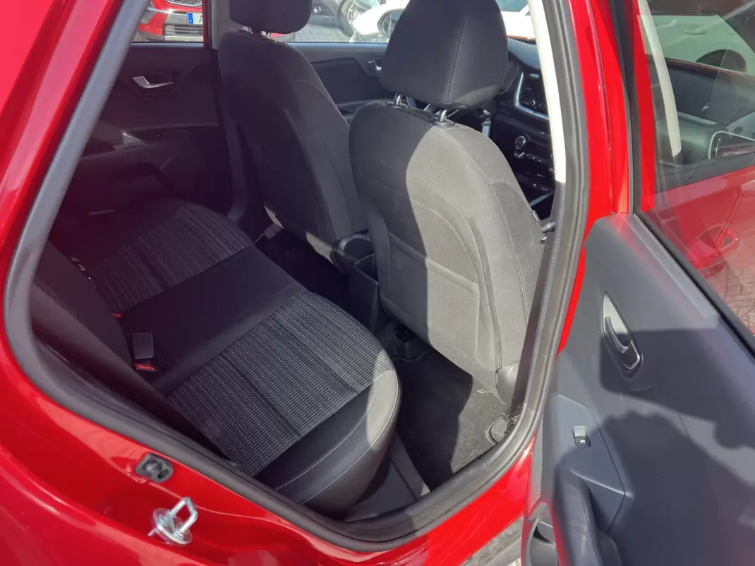 Kia Stonic 2025 - 20500 EUR, 17500 km - AUTO.MOTO.pt - 17500km - foto 10 de 19