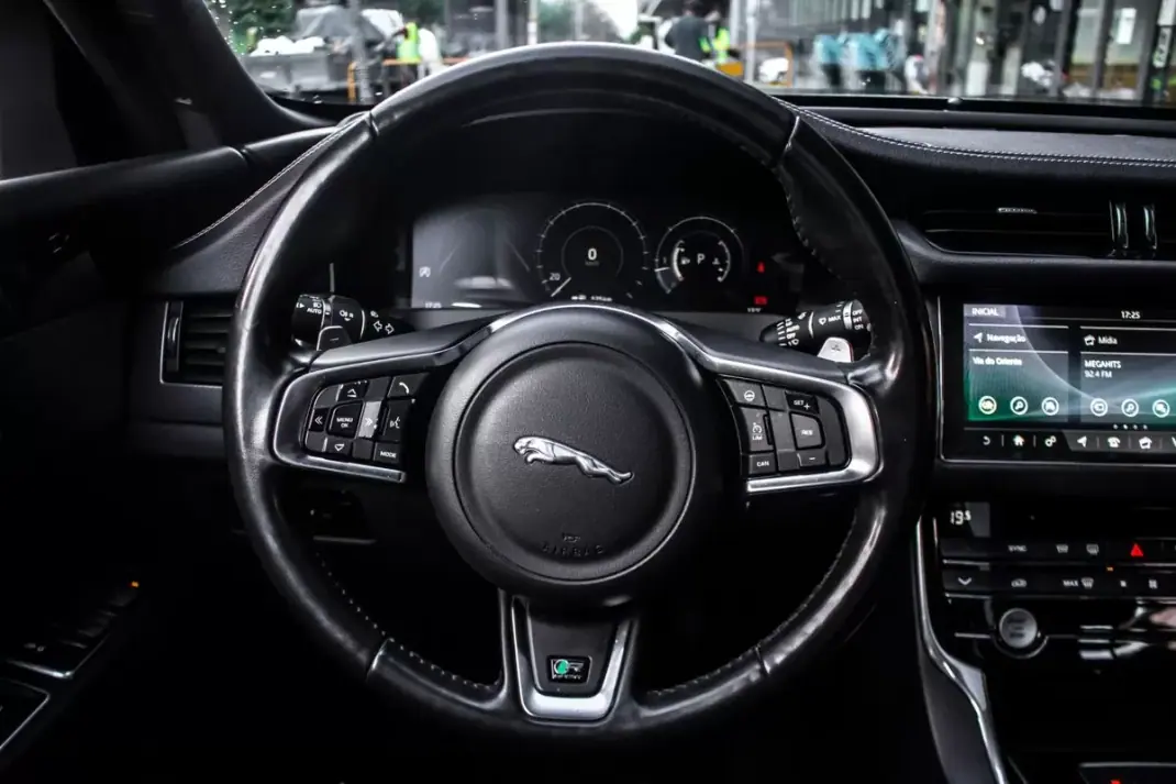 Jaguar XF Sportbrake 2019 - 23990 EUR, 147458 km - AUTO.MOTO.pt - 147458km - foto 13 de 45