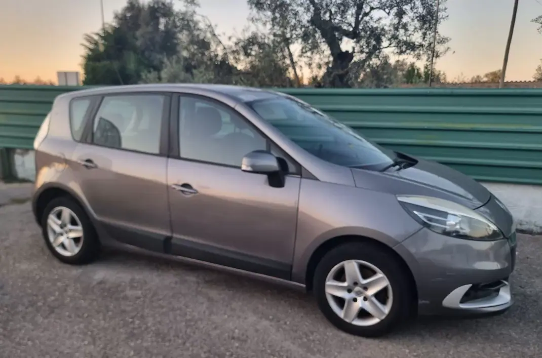 Renault Scénic 2012 - 6950 EUR, 243000 km - AUTO.MOTO.pt - 243000km - foto 4 de 13