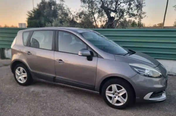 Renault Scénic 2012 - 6450 EUR, 243000 km - AUTO.MOTO.pt - 243000km - foto 4 de 13