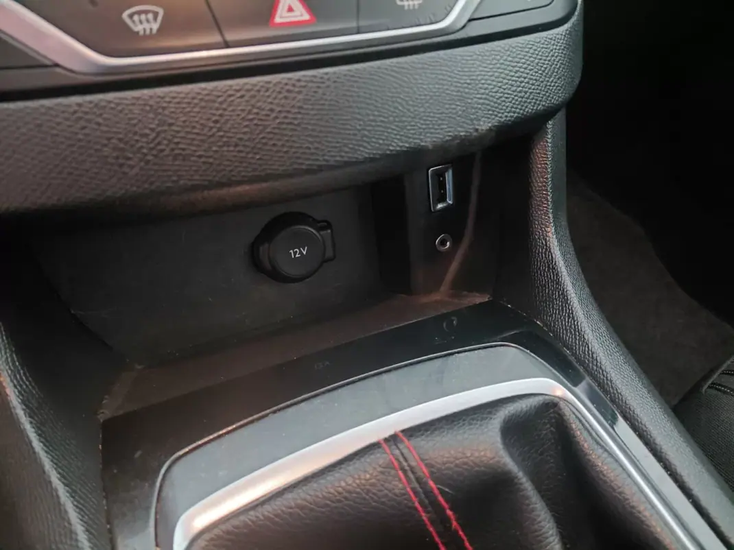 Peugeot 308 2016 - 9999 EUR, 145000 km - AUTO.MOTO.pt - 145000km - foto 15 de 18