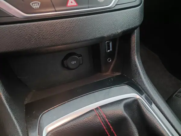 Peugeot 308 2016 - 9999 EUR, 145000 km - AUTO.MOTO.pt - 145000km - foto 15 de 18
