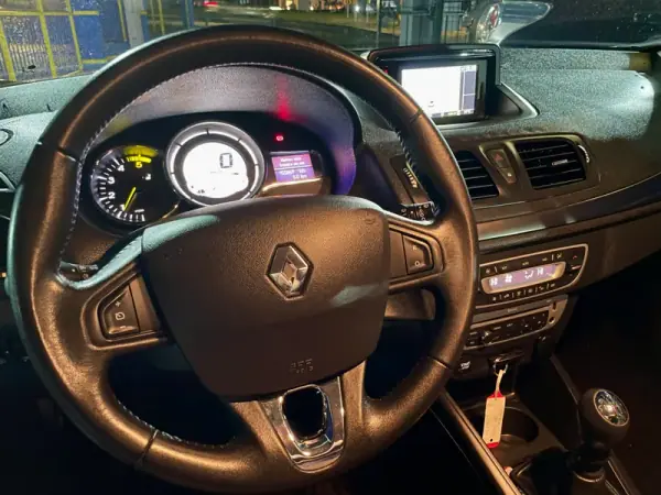 Renault Mégane Sport Tourer 2015 - 11500 EUR, 155869 km - AUTO.MOTO.pt - 155869km - foto 16 de 25