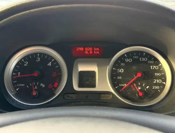 Renault Clio 2009 - 4280 EUR, 290626 km - AUTO.MOTO.pt - 290626km - foto 13 de 16