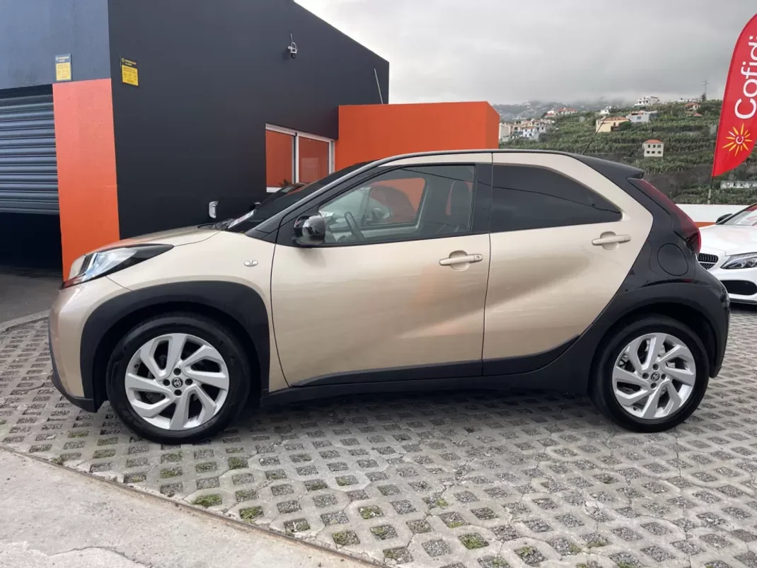 Toyota Aygo 2023 - 18950 EUR, 51990 km - AUTO.MOTO.pt - 51990km - foto 4 de 12