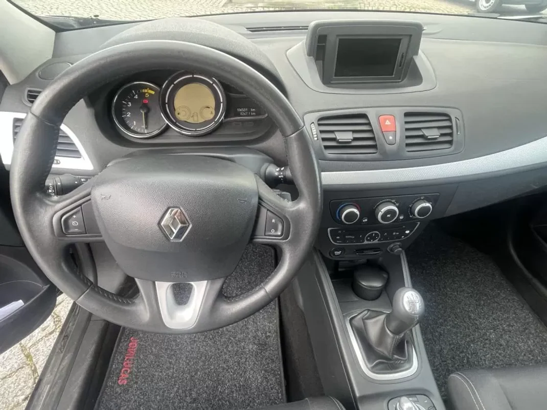 Renault Mégane Coupe 2010 - 9950 EUR, 106501 km - AUTO.MOTO.pt - 106501km - foto 8 de 10
