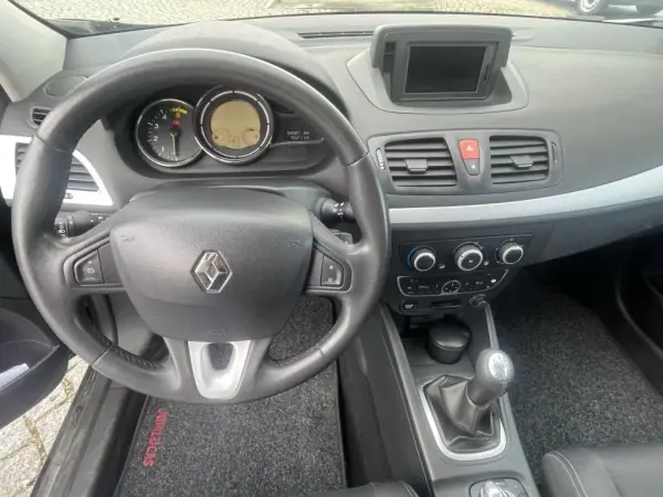 Renault Mégane Coupe 2010 - 9950 EUR, 106501 km - AUTO.MOTO.pt - 106501km - foto 8 de 10