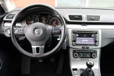 Volkswagen Passat 2011 - 10990 EUR, 174000 km - AUTO.MOTO.pt - 174000km - foto 18 de 30