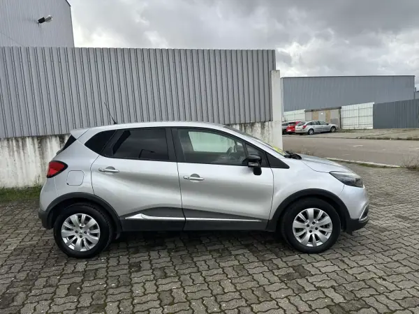Renault Captur 2016 - 12990 EUR, 143000 km - AUTO.MOTO.pt - 143000km - foto 8 de 15
