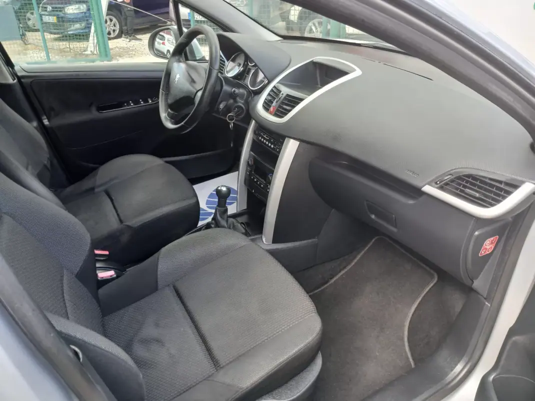 Peugeot 207 2012 - 5250 EUR, 180948 km - AUTO.MOTO.pt - 180948km - foto 25 de 28