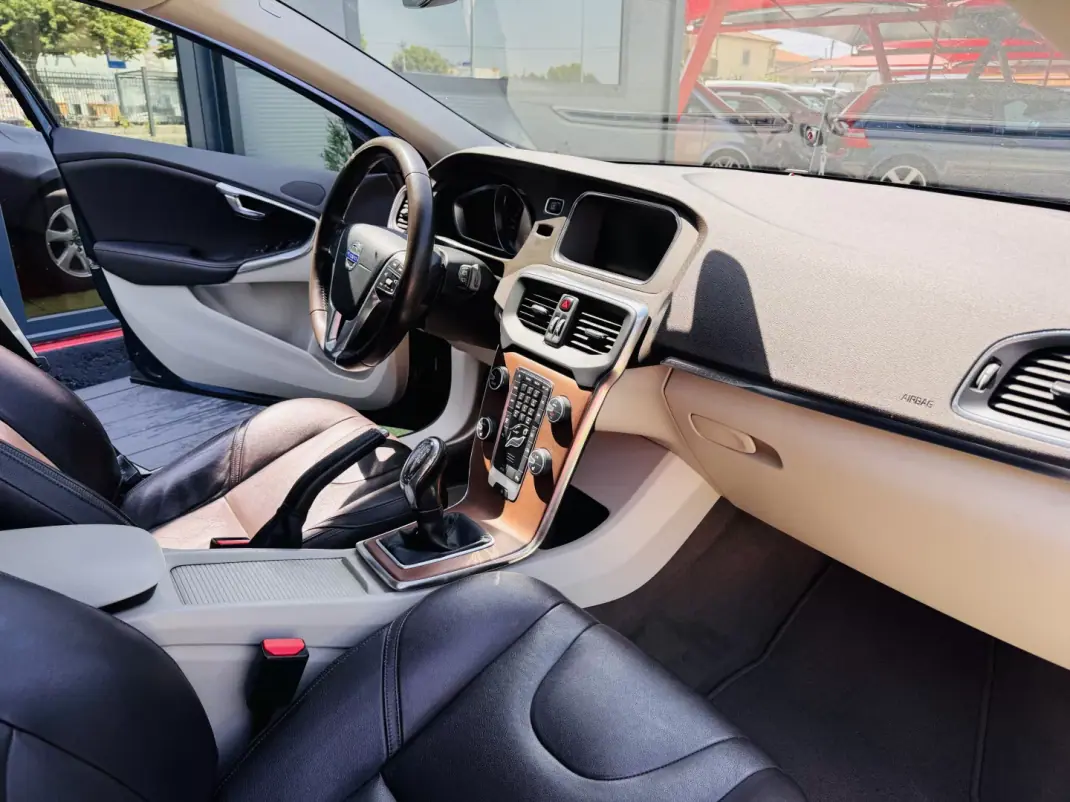 Volvo V40 Cross Country 2014 - 11500 EUR, 193000 km - 193000km - foto 10 de 18