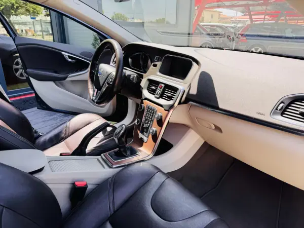 Volvo V40 Cross Country 2014 - 11500 EUR, 193000 km - AUTO.MOTO.pt - 193000km - foto 10 de 18