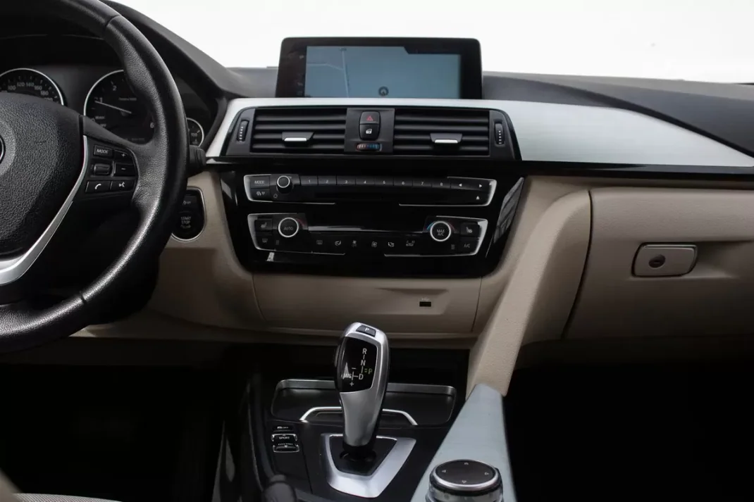 BMW 320 2016 - 18900 EUR, 173000 km - AUTO.MOTO.pt - 173000km - foto 16 de 19